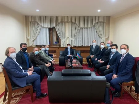 Hikmət Hacıyev xarici jurnalistlərin suallarını cavablandırıb