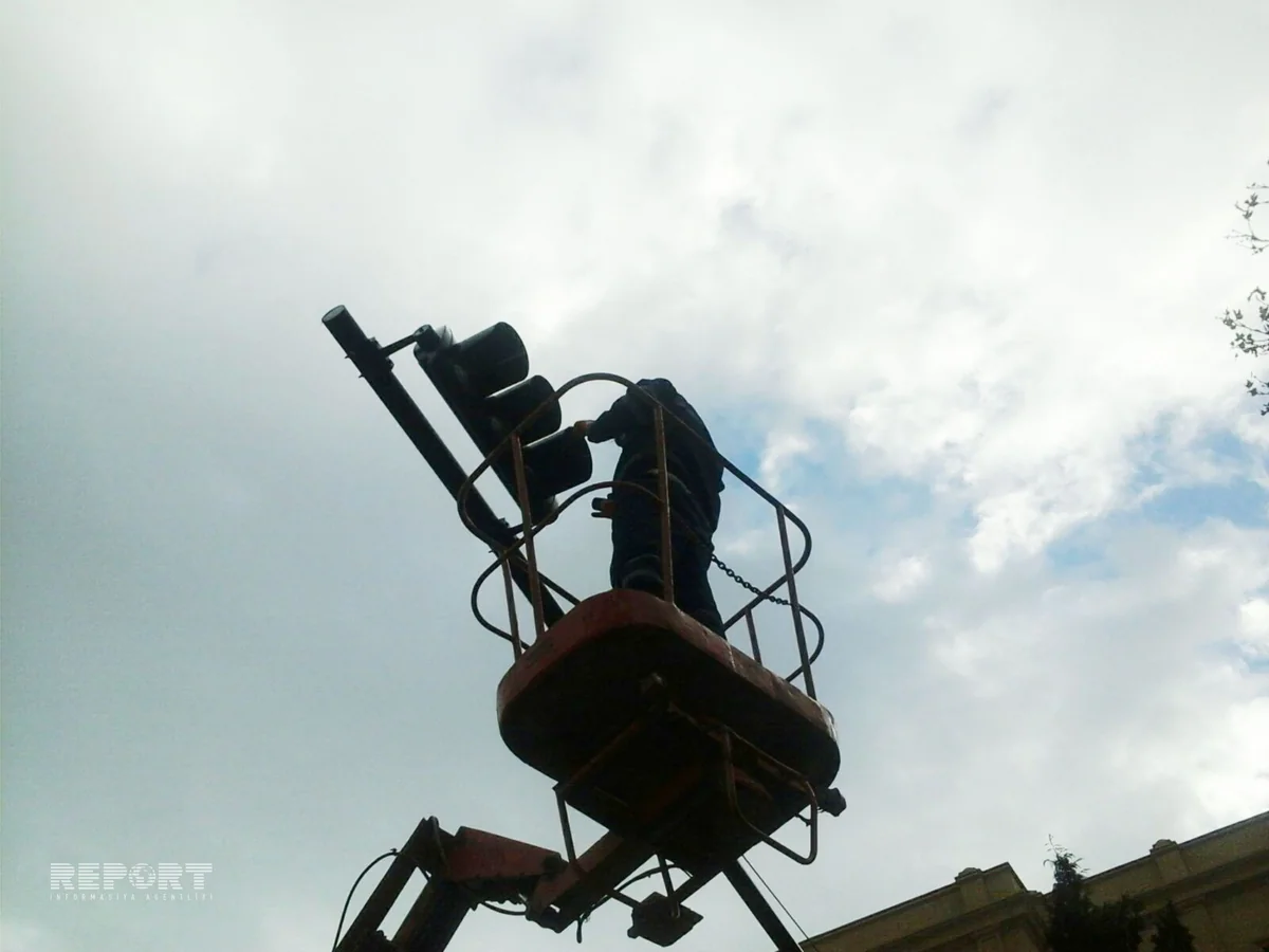 Bakıda tıxac yaradan piyada keçidlərinin qarşısında işıqfor quraşdırılır - FOTO