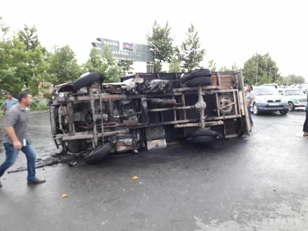 Bərdədə yük maşını partlayıb, xəsarət alanlar var - FOTO - YENİLƏNİB