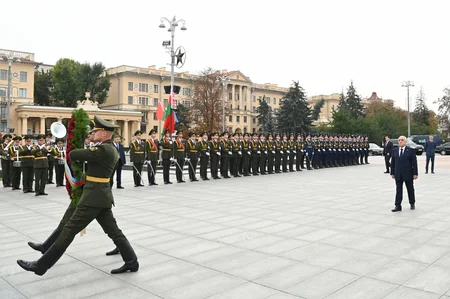 Əli Əsədov Minskdə Qələbə abidəsini ziyarət edib