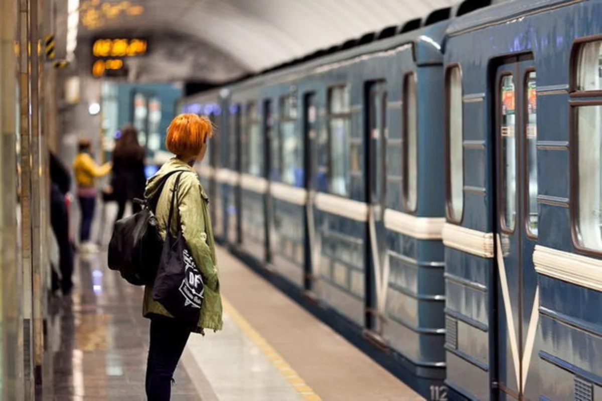 Polis Bakı metrosunda itirdiyi pulqabı və sənədləri turistə təhvil verib