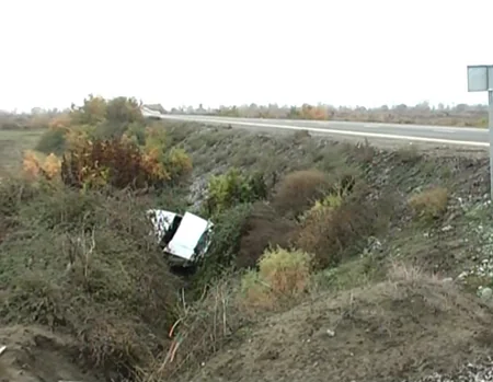 Kürdəmirdə avtomobil yoldan çıxaraq dərəyə yuvarlanıb