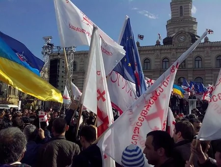 On minlərlə Saakaşvili tərəfdarı Tbilisiyə axın etdi