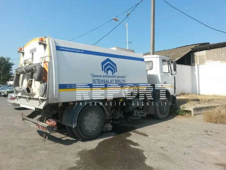 Azərbaycanda zibil maşını süpürgəçini vurub - FOTO