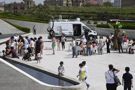 Heydər Əliyev Mərkəzinin parkında Uşaq festivalı keçirilib