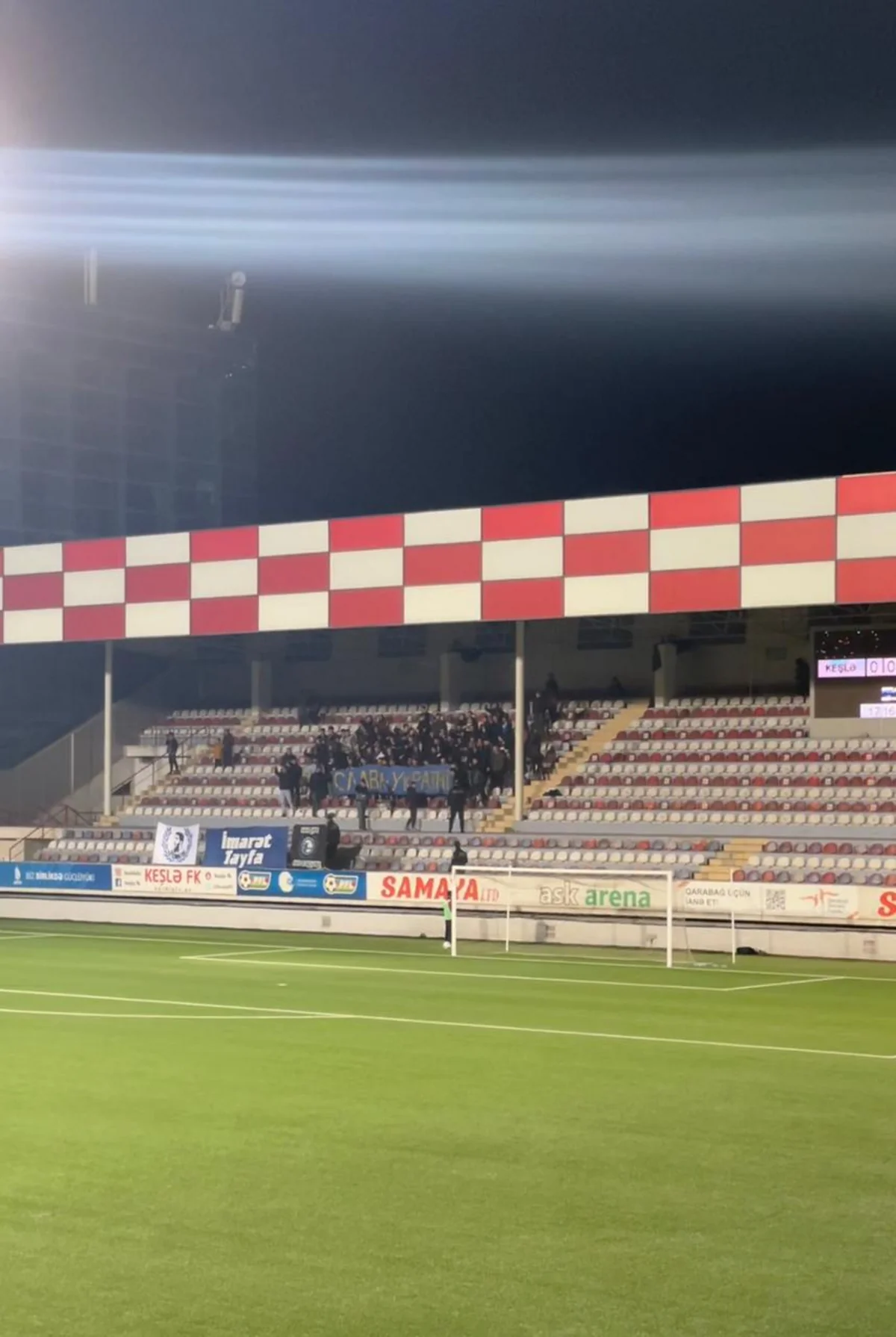 Qarabağ azarkeşləri Keşlə ilə oyunda Ukraynaya dəstək olublar