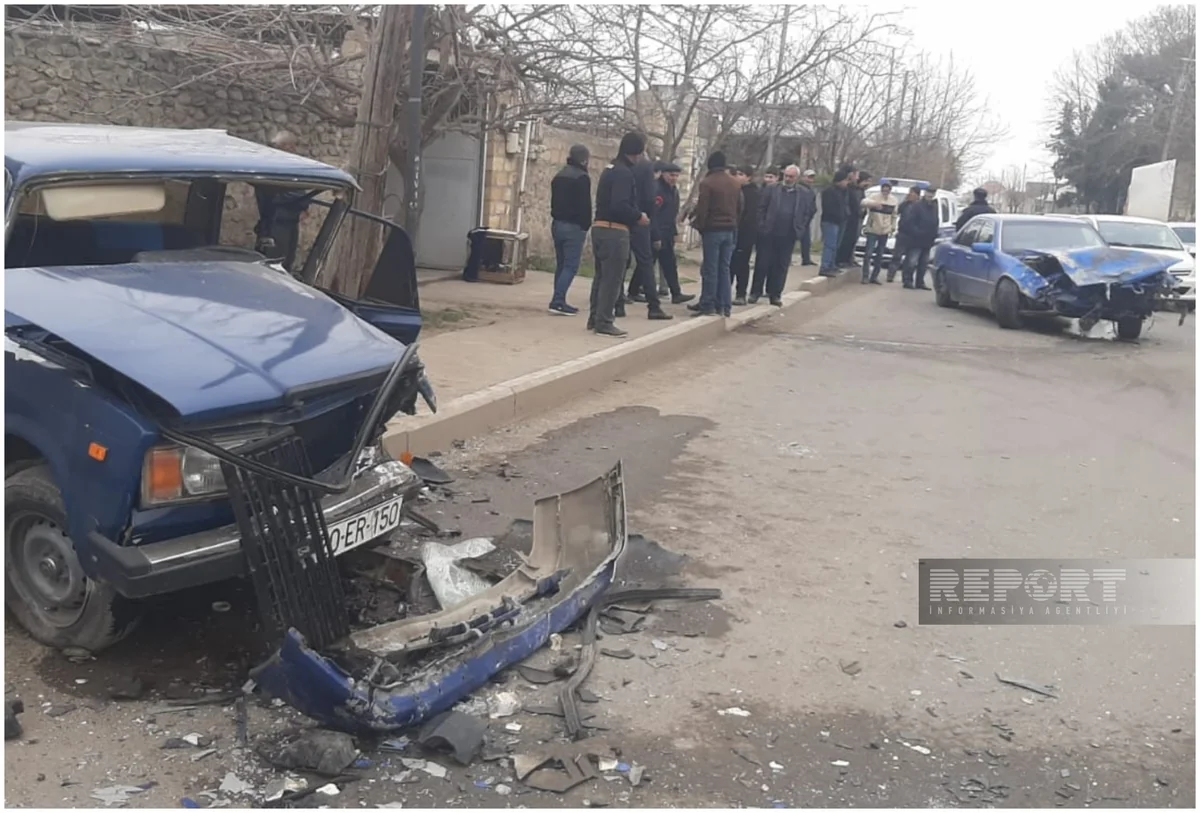 Gəncədə iki avtomobil toqquşub, ata və oğlu xəsarət alıb
