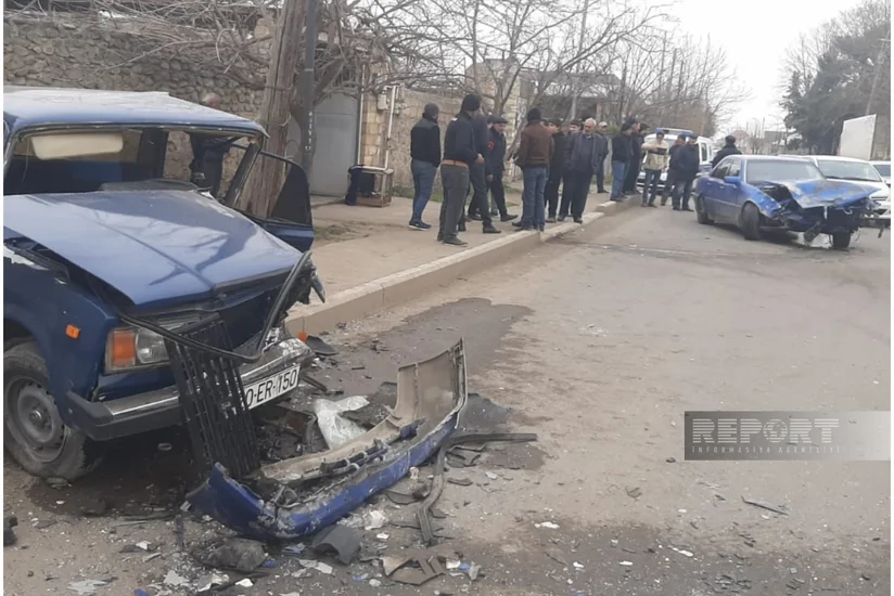Gəncədə iki avtomobil toqquşub, ata və oğlu xəsarət alıb