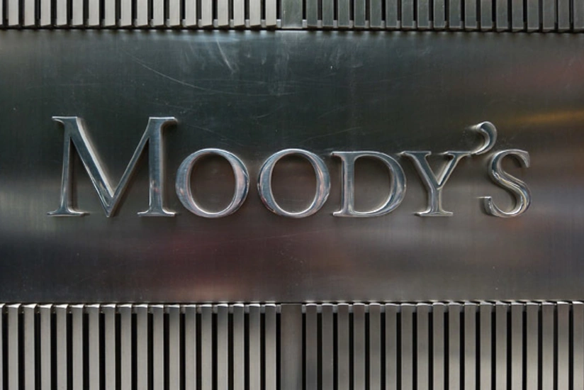 Agency Moody's: Devaluation of manat in Azerbaijan continues