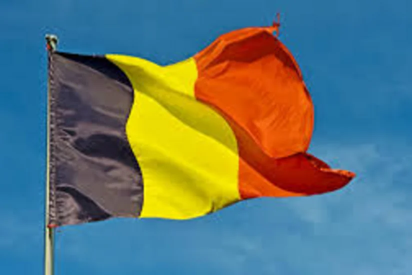 Belçikanın Azərbaycandakı səfirliyinin qarşısındakı dövlət bayrağı yarıya qədər endirilib