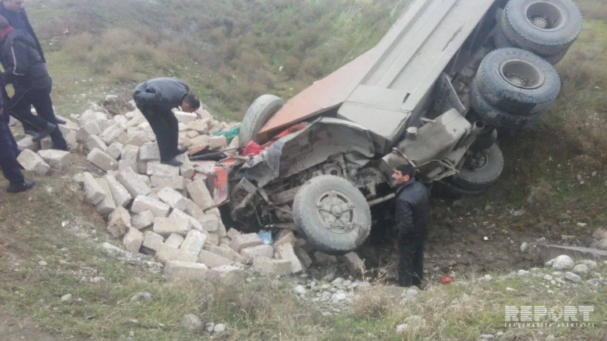 Şabranda daşla dolu KamAz dərəyə aşıb - FOTO
