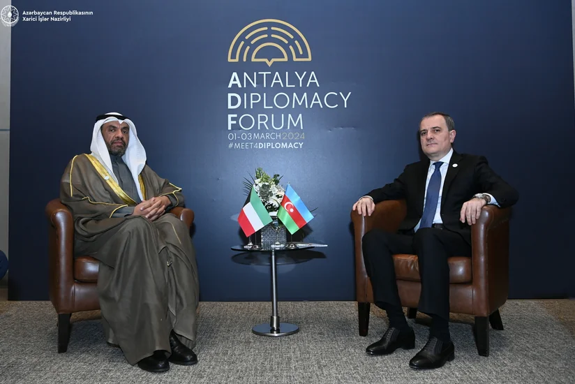 Ceyhun Bayramov küveytli həmkarı ilə ikitərəfli əməkdaşlığı müzakirə edib