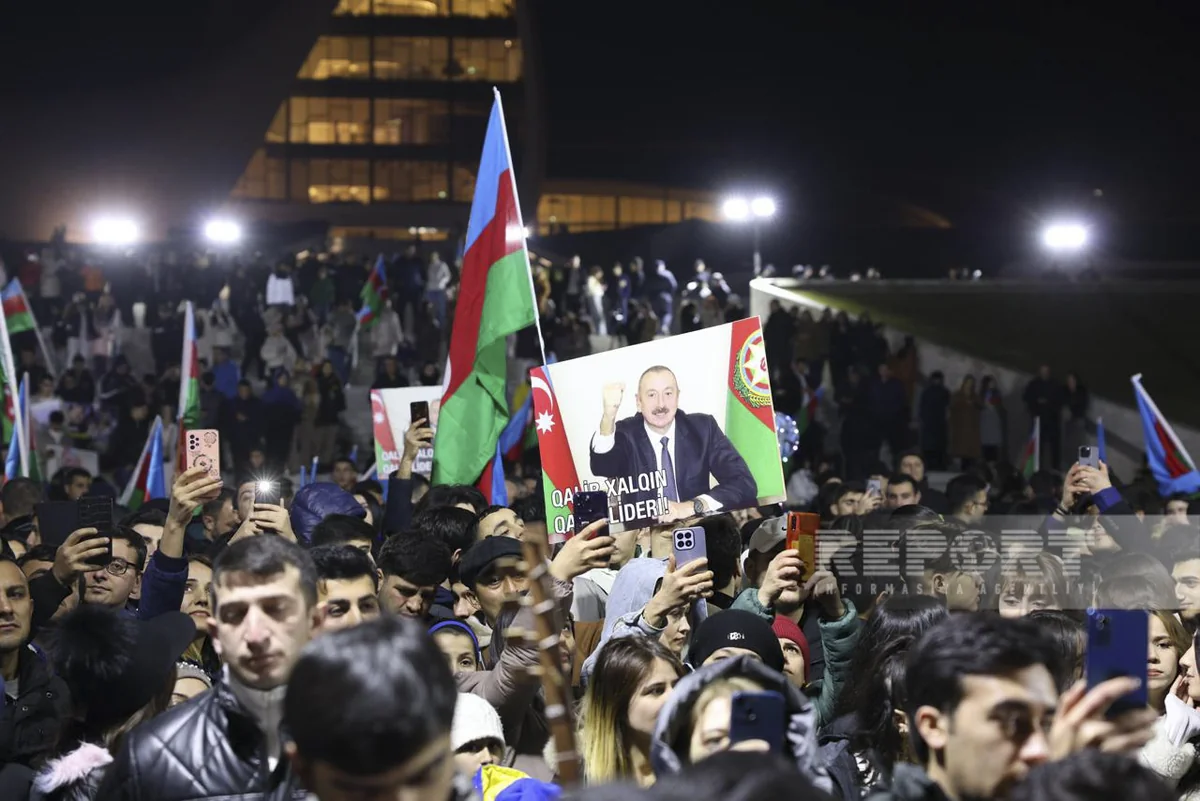 Bakıda Heydər Əliyev Mərkəzinin qarşısında xalq seçkinin ilkin nəticələrini izdihamla qeyd edir