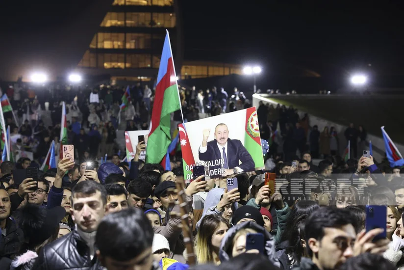Bakıda Heydər Əliyev Mərkəzinin qarşısında xalq seçkinin ilkin nəticələrini izdihamla qeyd edir