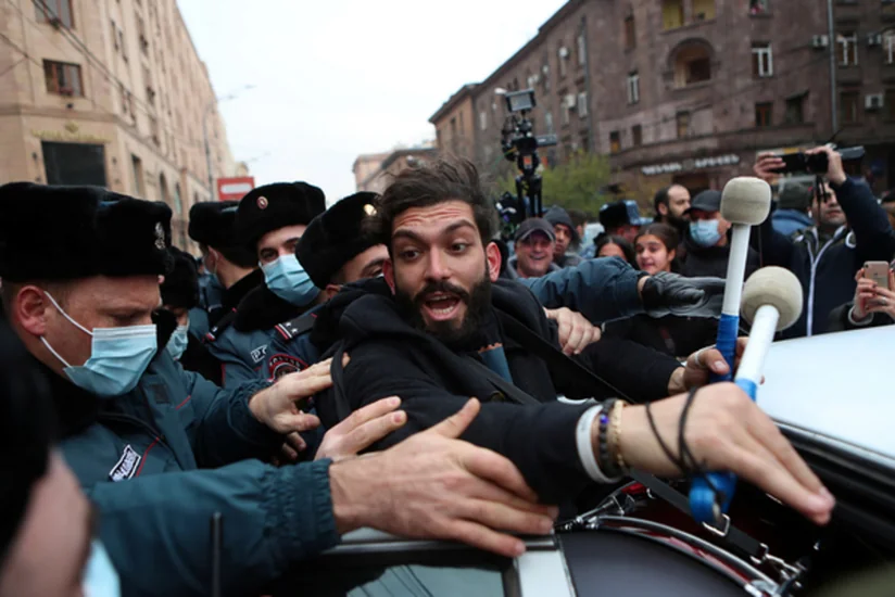 У здания правительства Армении началась потасовка между полицией и протестующими