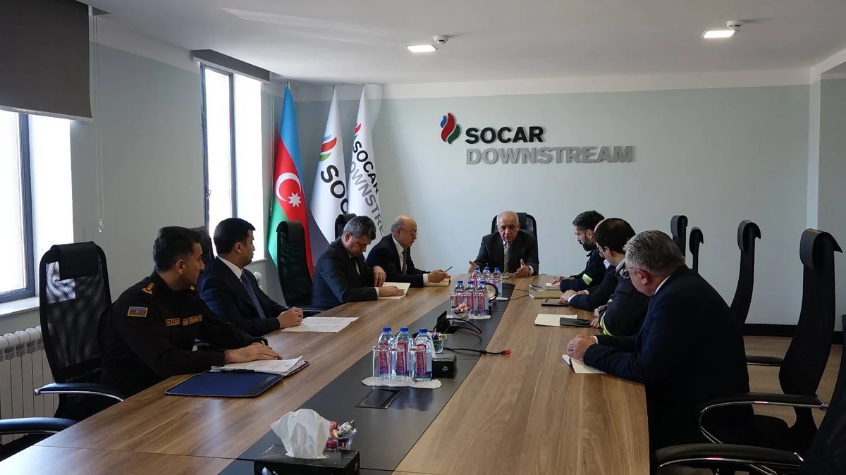 Əli Əsədov yanğın baş verən Neft Emalı Zavodunda əməliyyat müşavirəsi keçirib
