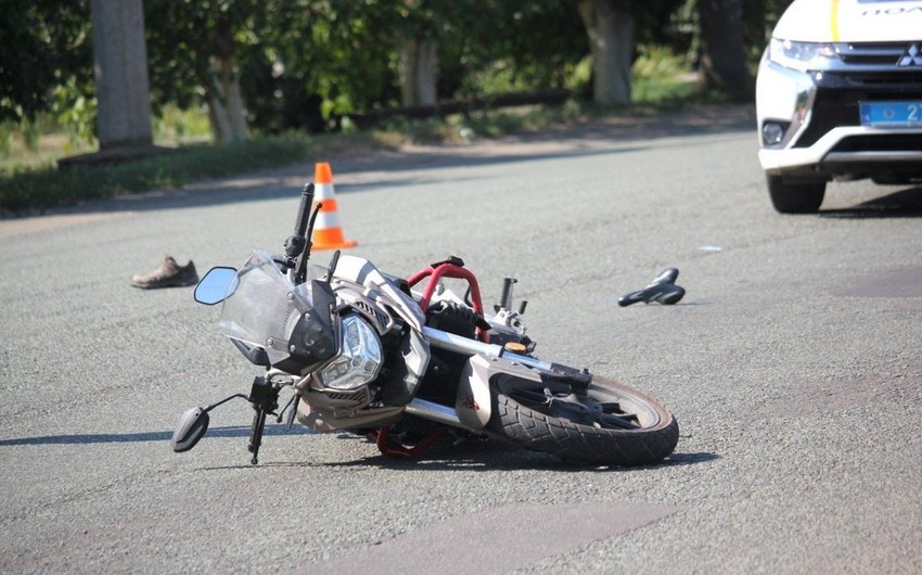 Bakıda motosiklet sürücüsü idarəetməni itirərək xəsarət aldı