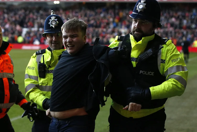 Кубок Англии: Фанат Лестера во время матча напал на игроков соперника
