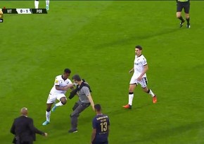 Portuqaliya çempionatının oyununda azarkeş futbolçunu vurub 