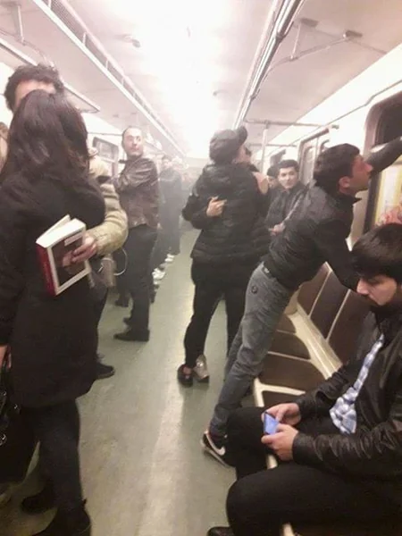 Bakı metrosunda tüstülənmənin qarşısı alınıb, sərnişinlər təxliyə edilib - FOTO - YENİLƏNİB
