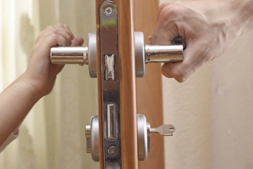 Bağlı qapı arxasında köməksiz vəziyyətdə qalan altı azyaşlı xilas edilib