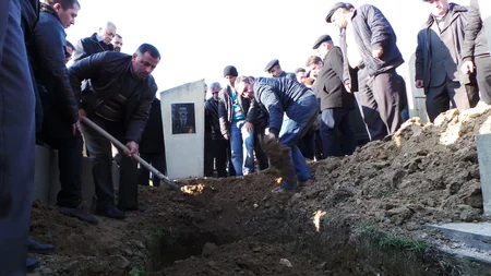 Günəşli” yatağında baş verən qəzada həlak olan daha bir neftçi dəfn olunub - FOTO