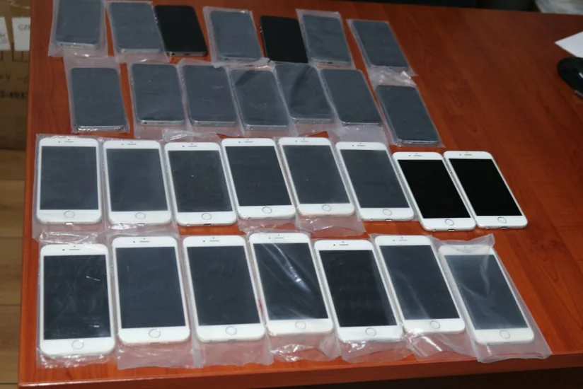 Azərbaycan gömrükçüləri Pakistan vətəndaşından 29 mobil telefon müsadirə edib