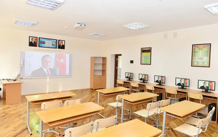 Prezident İlham Əliyev Bakıda 212 saylı məktəbdə yaradılan şəraitlə tanış olub