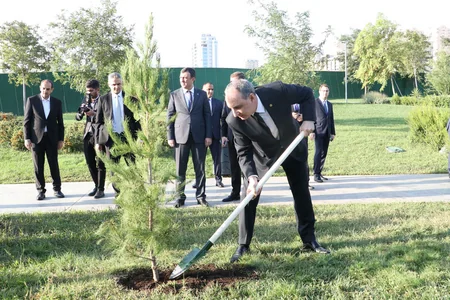 Prosecutor Generals of foreign countries visit Alleys of Honor and Martyrs 