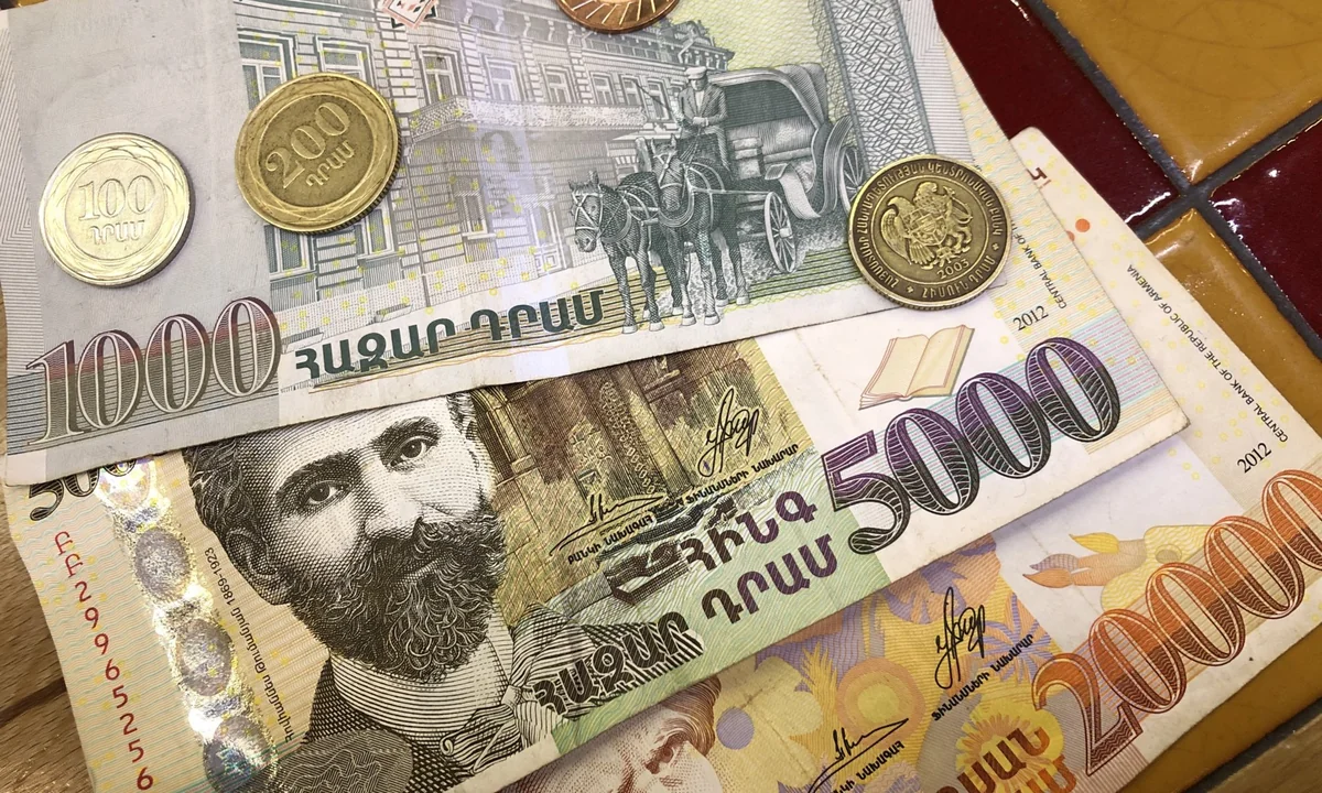 Armenia's national currency decreases