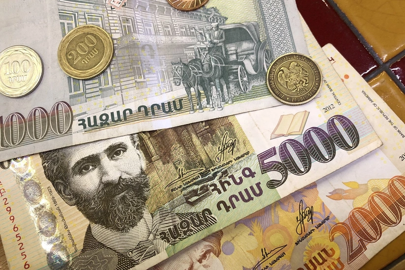 Ermənistanın milli valyutası ucuzlaşır
