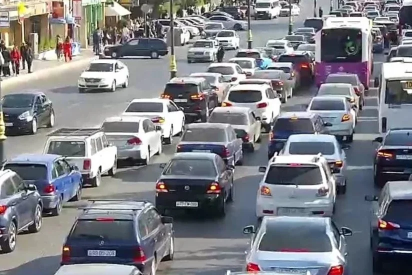 На ряде улиц и проспектов Баку затруднено движение транспорта