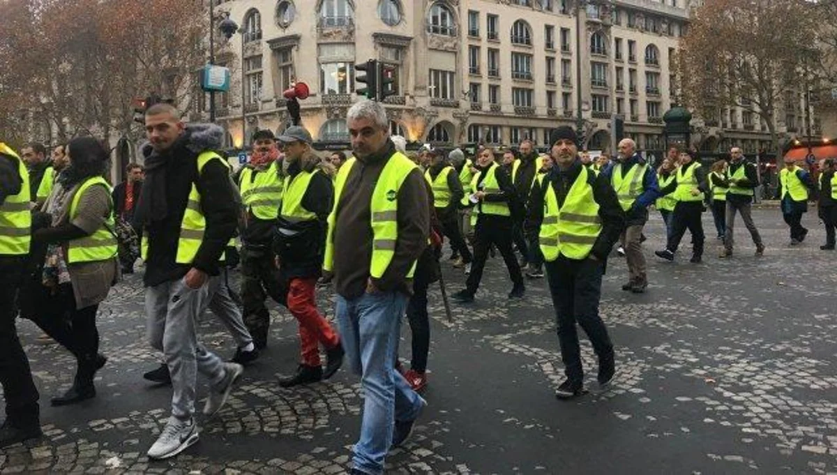 Londonda “sarı jiletlilər” “Vestminstr körpüsü”nü bağlayıb