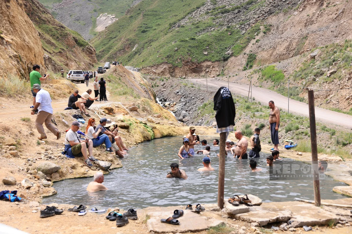 Kəlbəcərdə beynəlxalq səyyahlar İstisuda çimiblər