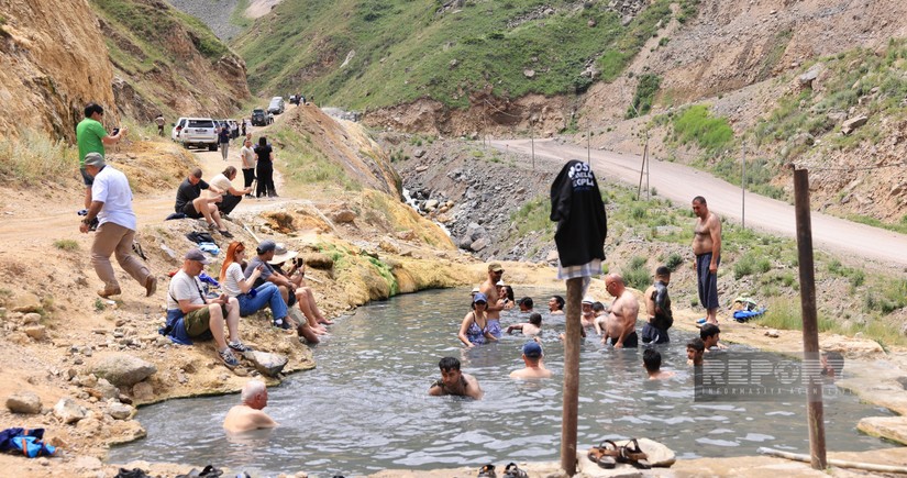 Kəlbəcərdə beynəlxalq səyyahlar İstisuda çimiblər