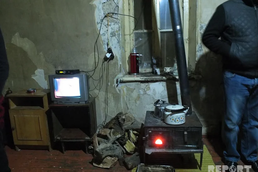 Gürcüstanda yaşayan azərbaycanlı ailənin çətin günləri: darısqal kirayə mənzil, məktəbə getməyən uşaqlar - REPORTAJ