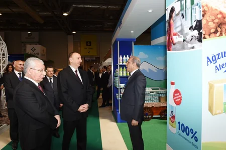 Prezident İlham Əliyev Beynəlxalq qida sənayesi və kənd təsərrüfatı sərgiləri ilə tanış olub
