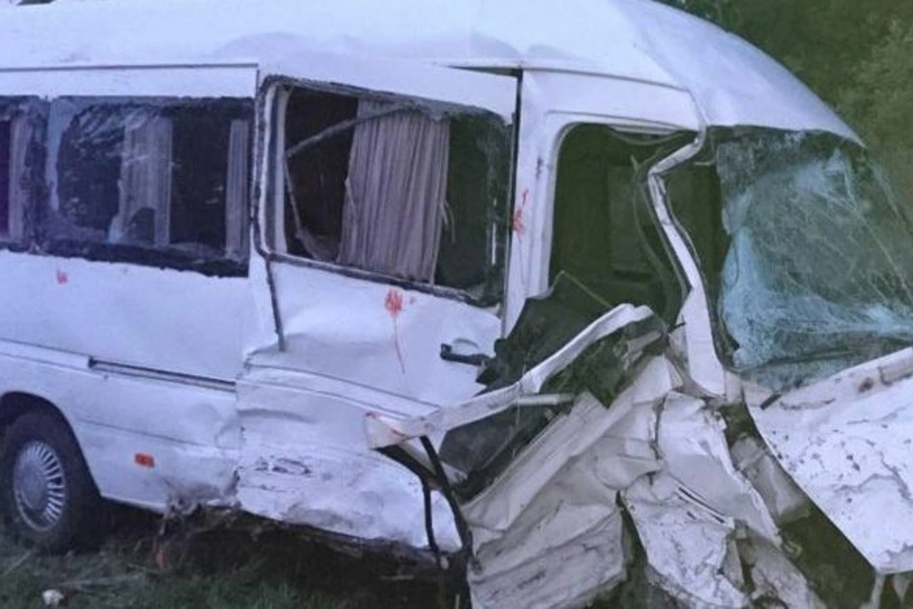 Yevlaxda mikroavtobus qəzaya uğrayıb, xəsarət alanlar var