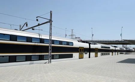 ​Prezident İlham Əliyev Bakıya gətirilən yeni elektrik qatarı ilə tanış olub