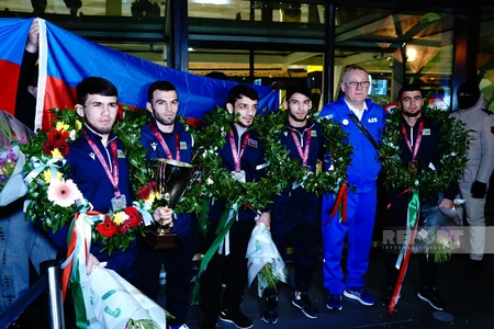 Avropa çempionatında tarixi uğura imza atan güləşçilərimiz Vətənə qayıdıb