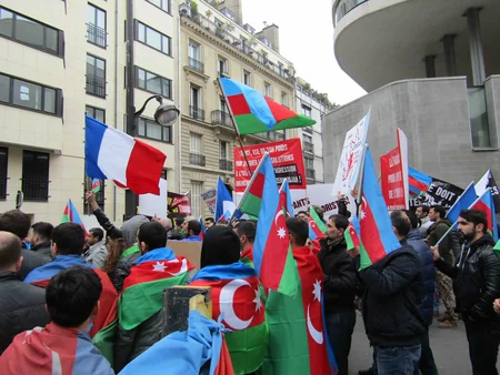 Parisdə ermənilər azərbaycanlılara hücum edib, yaralananlar var