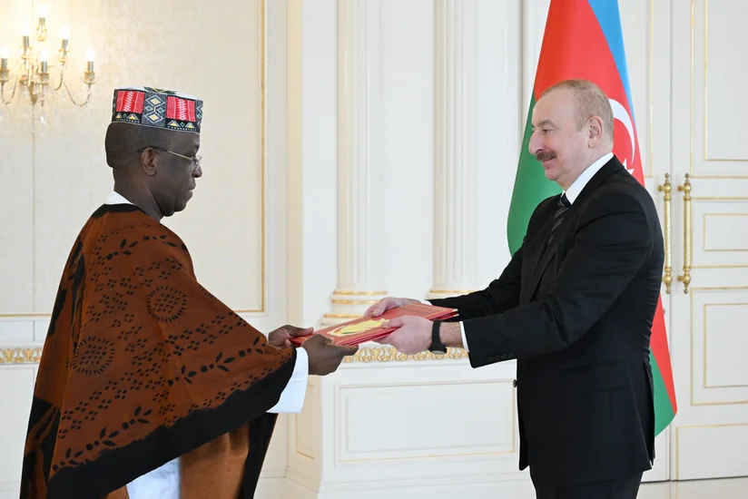 Президент Ильхам Алиев принял верительные грамоты новоназначенного посла Гвинеи