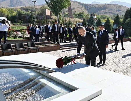 İlham Əliyev Bişkekdə “Ata-Beyit” Milli Tarixi-Memorial Kompleksini ziyarət edib - YENİLƏNİB