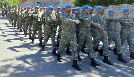 Silahlı Qüvvələr Günündə hərbi orkestrlərin müşayiəti ilə yürüşlər keçirilib
