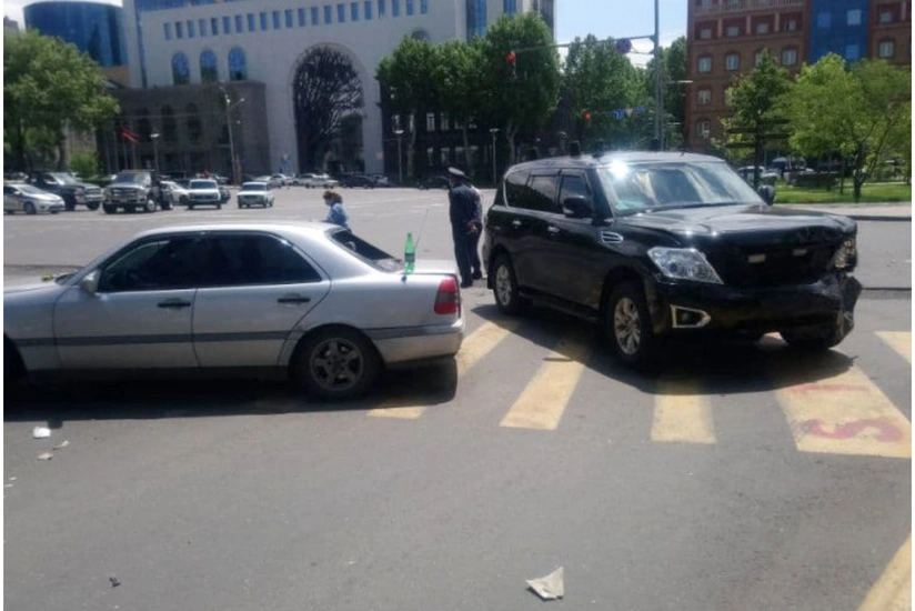 Car escorting Nikol Pashinyan crashes in Yerevan