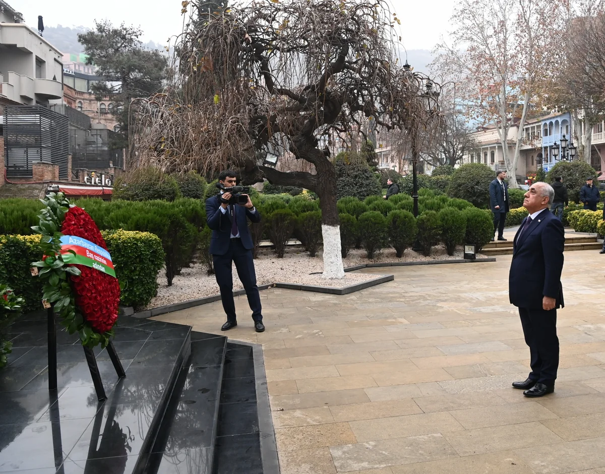 Əli Əsədov Tbilisidə Ümummilli Lider Heydər Əliyevin abidəsini ziyarət edib