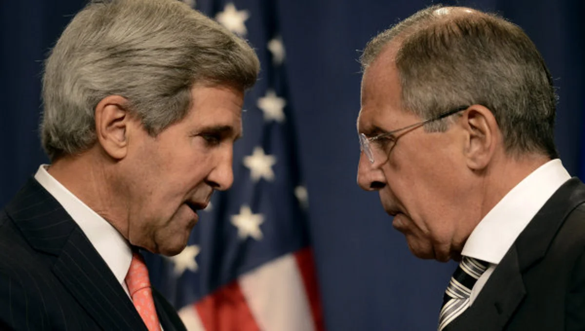 Sergey Lavrov və Con Kerri danışıqlardan sonra Fransanın Moskvadakı səfirliyinə gedib