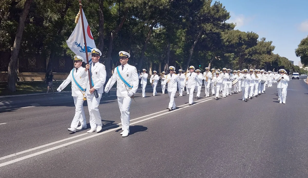 Silahlı Qüvvələr Günündə hərbi orkestrlərin müşayiəti ilə yürüşlər keçirilib