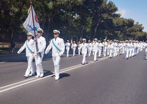 Silahlı Qüvvələr Günündə hərbi orkestrlərin müşayiəti ilə yürüşlər keçirilib