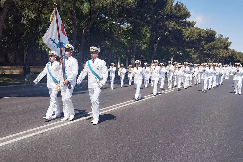 Silahlı Qüvvələr Günündə hərbi orkestrlərin müşayiəti ilə yürüşlər keçirilib